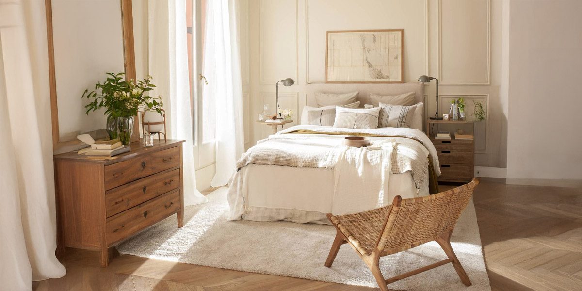 dormitorio con alfombra y cortinas